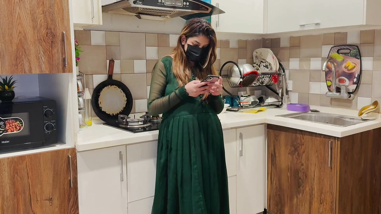 O chefe do meu marido me dá uma oportunidade que eu não posso recusar, mas ele vai me foder como uma puta