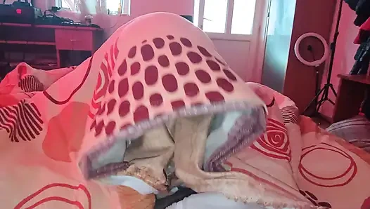 Stieftochter schleicht sich unter die Decke und weckt mich auf, indem sie mir einen lutscht.