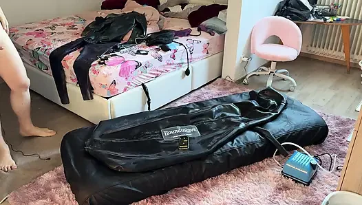 Evli kadın kocasını şişme tam vücut lateks bondaj çantasında estim ile orgazma itiyor. Kısıtlı nefes alma - ağzı tıkalı göt tıkacı