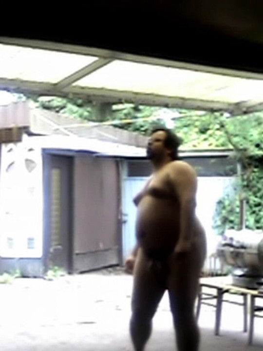 เต้นแก้ผ้าต่อหน้าโรงรถ