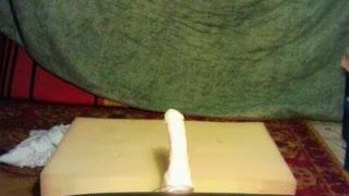 Io legato indossando un abito di pvc cavalcando un dildo