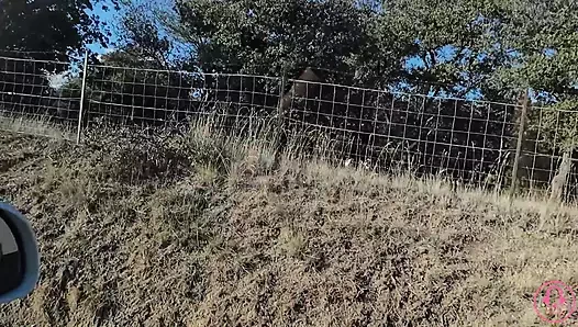 Gadis ini lagi asyikan di dalam mobil waktu lagi liburan