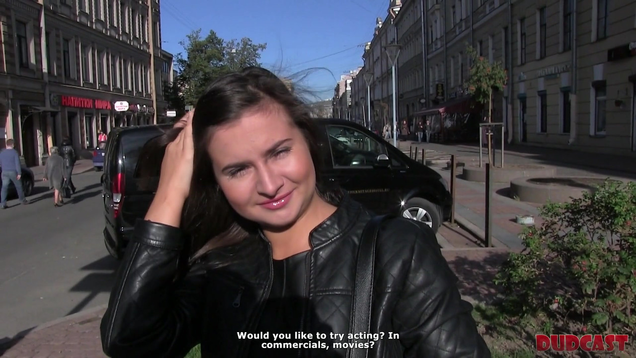 男人利用旧的搭讪计划渗透俄罗斯女孩