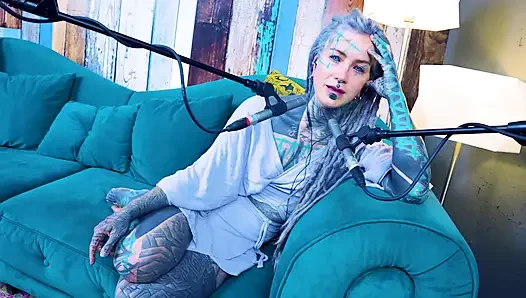 S hakkında konuşuyorum - utanç - asmr podcast sfw konuşuyor gotik sıska kız dreadlocks dövmeli model dövmeli kız