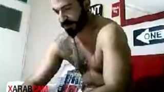 Guapo macho árabe masturbándose - árabe gay