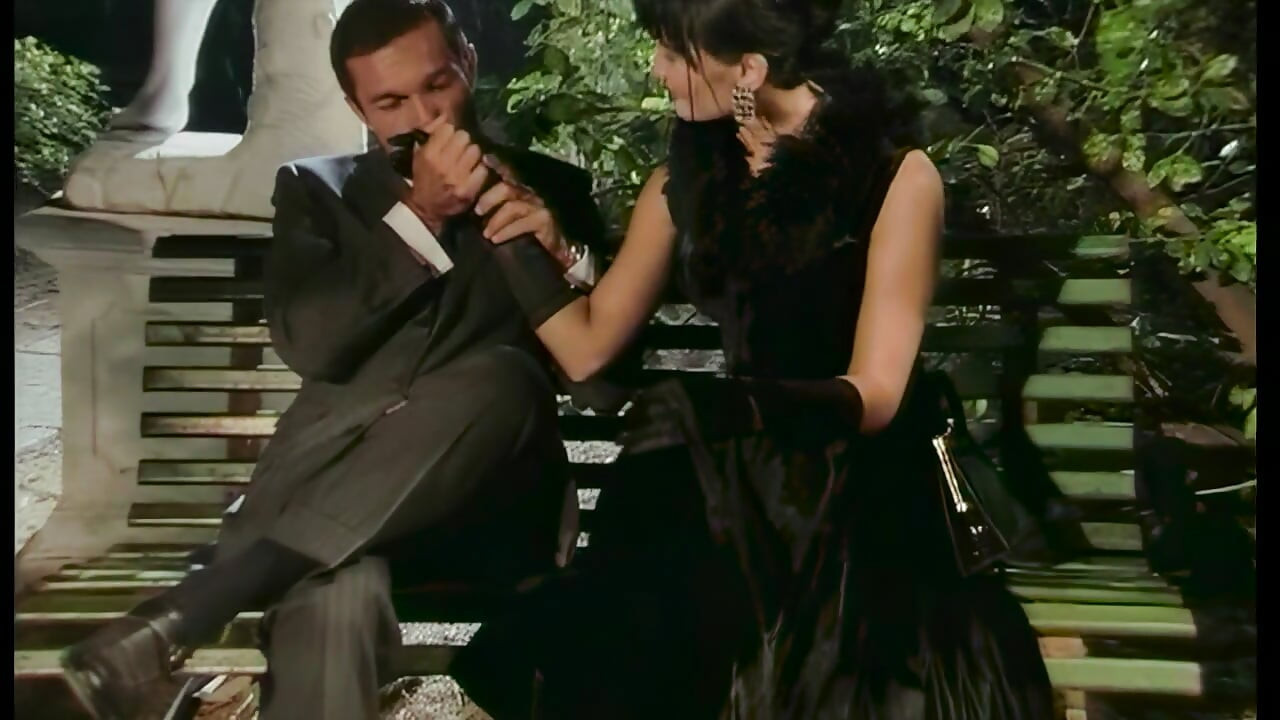 Después De Una Cena Elegante, Un Buen Follar En El Jardín Del Hotel Era Justo Lo Que Necesitábamos.