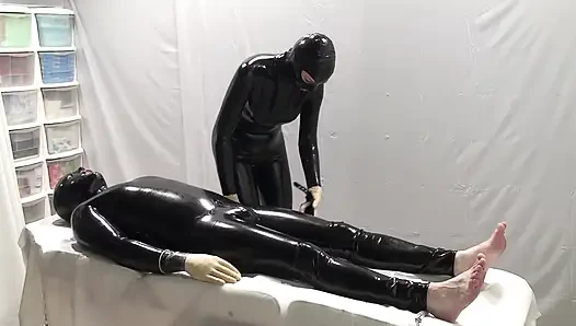 Bayan Dominatrix ve bir köle üzerindeki deneyleri. 2 açı