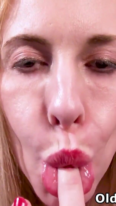 Ciel รุ่นแม่น่าเย็ดขี้เงี่ยนในฟิตเนสจากสหรัฐอเมริกาสไลด์ออกมาจากชุดราตรีและถูหีที่เชิญเธอ คลิป 1