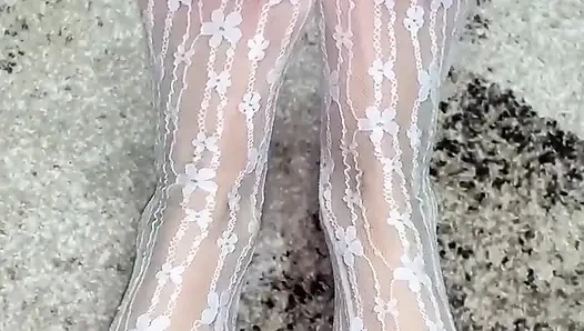 Массаж ступней в сексуальных носках с руками в перчатках