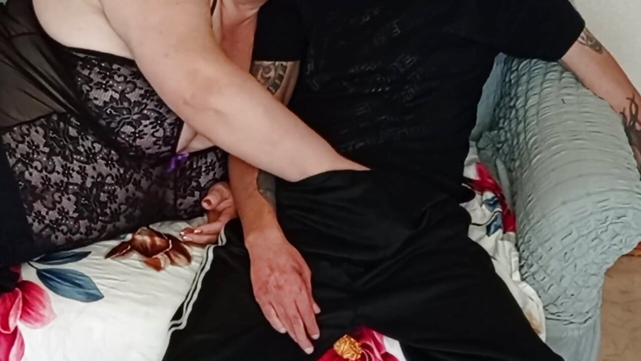 A Neighbor Gives a Deep and High-quality Blowjob Before My Cumshot in Her Mouth