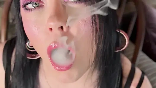 Болтает и дрейфует для вас из одеяния в нижнем белье Tina Snua - курение сигареты для вас - OME OMI Snap вдыхает кружева