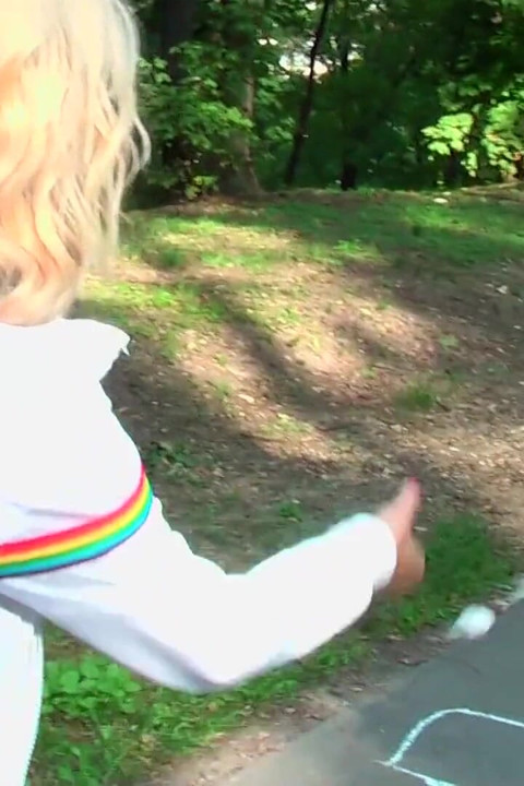 Beautiful blonde does outdoor blowjob