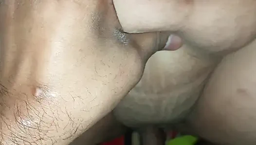 Моменты романтического объятья, любовь мужа и жены