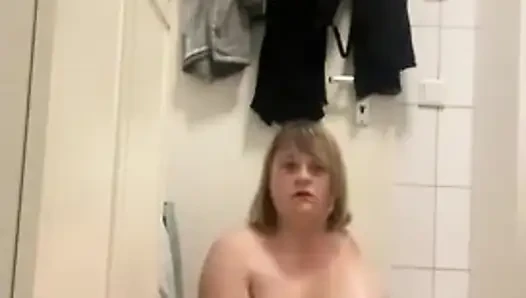 Amcıklı kız büyük dildoyla eğleniyor