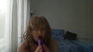 Transexual milf cachonda simula una mamada jugando con un vibrador delante de una webcam