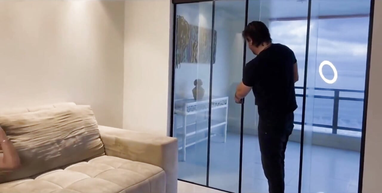 Mon copain a quitté la maison et a quitté son ami pour coucher avec moi et sa femme.