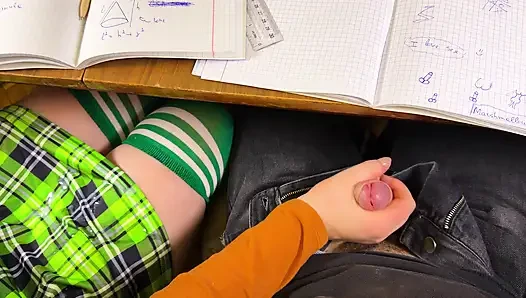 Kız öğrenci ona matematik dersinde okuldaki masanın altında mastürbasyon yapıyor. Halka açık bir sınıfta riskli mastürbasyon.