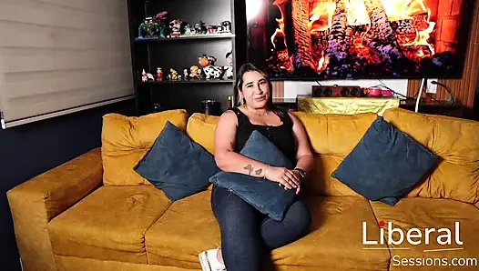 Eine MILF mit großen Titten dreht ihr erstes Pornovideo