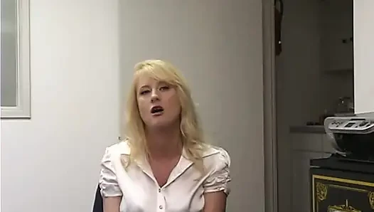 Akıllı muhabir Bethany Sweet heyecan verici röportaj almak için her şeyi yapmaya hazır