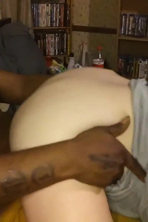 गोल-मटोल टैटू वाली रंडी की चूत में वीर्य