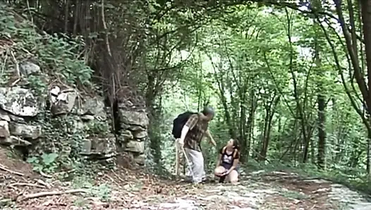 Frecher teenager wird von einem reifen führer im wald gefickt