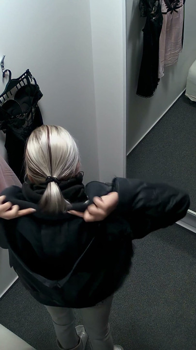 Cabine cehe 6: Jucăușă blondă Bombshell abia așteaptă să se dezbracă - filmată perfect