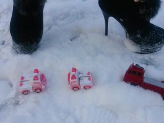 Kış aşkı: bayan 3 oyuncak arabayı eziyorum.