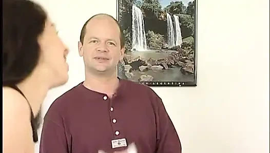 Esmer genç kız oyuncu seçmelerinde vücudunu gösteriyor