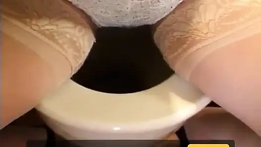Honey in Toilet Pissing