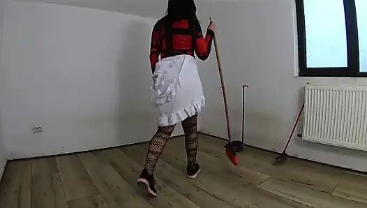 Pembantu nympho lagi asik masturbasi pakai sapu dan masturbasi sambil bersih-bersih rumah yang ditinggalkan