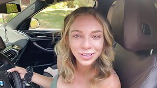 Porndude geniet van het neuken van geile blonde Tiffany Watson diep in haar natte poesje