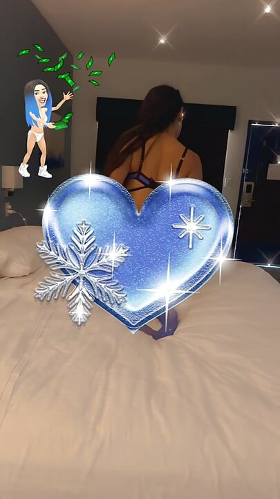Barbiie ist einfach zu inTOXCating mit den blauen PlayBoy Dessous.