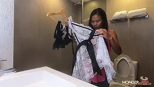 Татуированная филиппинка обслуживает большой хуй с высокой ценой