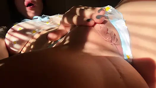 Мастурбирую на ранчо в солнечный день