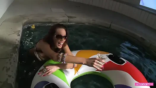 Gorgeous babe fucked hardly
