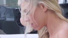 Gros plan, la star du porno Katie Morgan baise un client potentiel h