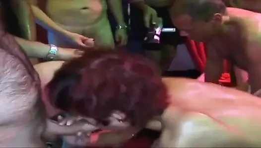 Boyalı grup seks partisi içindeki olgun kızlar ıslak dölle damlıyor