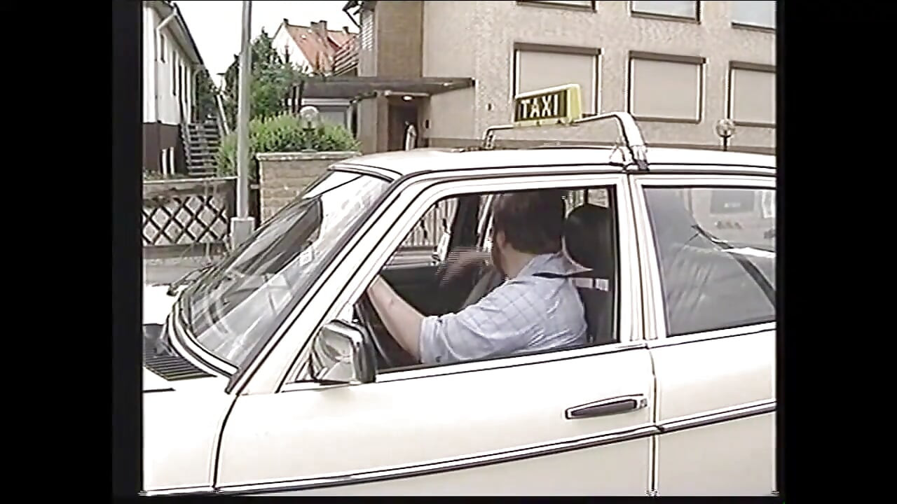 Fantastičan vintage trojac porno s vrućim milficama jebanim velikim kurcem