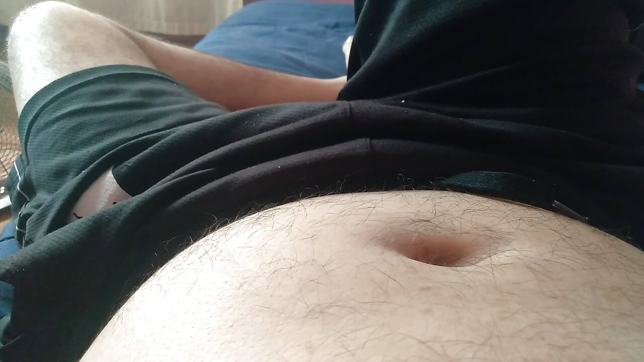 Eşcinsel adam penisini iç çamaşırı olmadan gösterdiğinde heyecanlanıyor