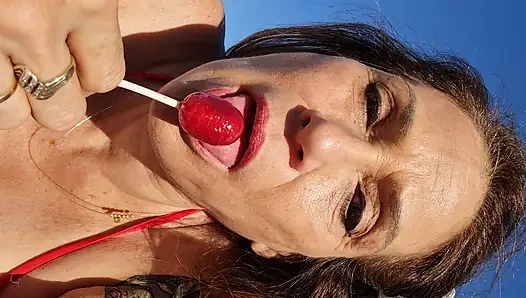 Melissa Johnson sahilde kirazlı lolipop emiyor ve yalıyor