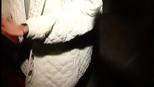 Юная брюнетка сосет большой член и ее трахают раком в любительском видео