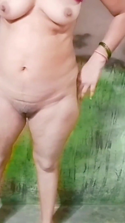 I called my sister-in-law to the store room at my in-laws' house and then fucked her while she was standing on one leg. | Clip 1