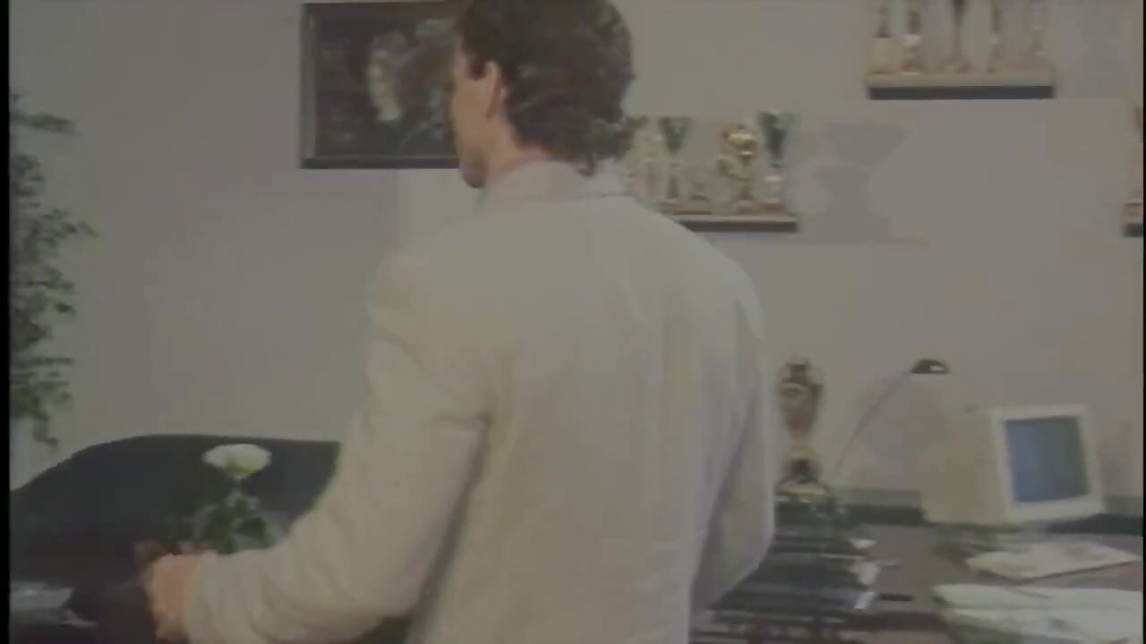 オフィスの白いヴィーナスがすべてを飲み込む