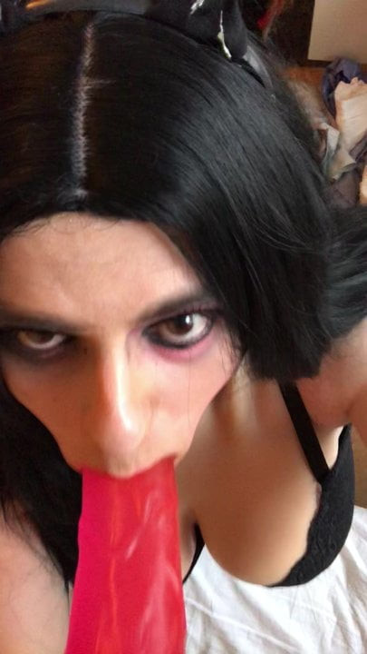 Crossdresser Amanda practicing on her 8,5 thick Dildo