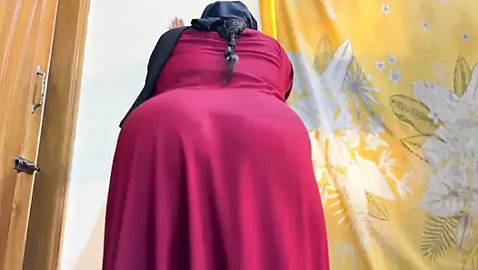 Ibu tiri cantik lagi buka burqanya sambil pamer pantat bahenolnya di arab saudi - seks berhijab & niqab