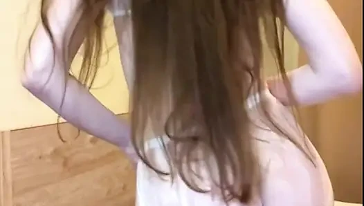 Русская девушка танцует Стриптиз на каблуках в колготках, грязные разговоры