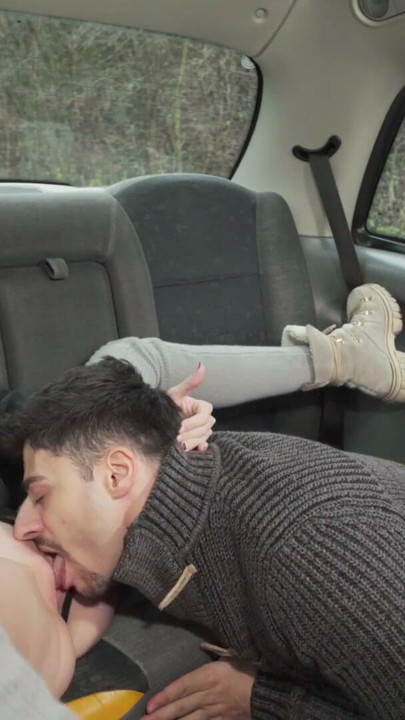 Büyük ağızlı adam taksimde beni ORGAZMA getiriyor - Female Fake Taxi | Clip 1