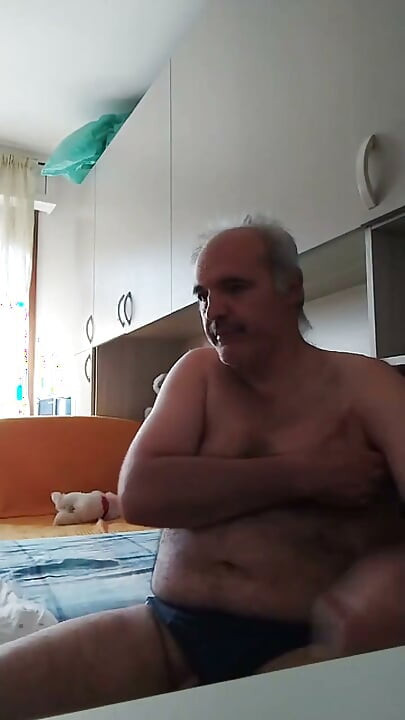Eu fodo a garrafa plástica e mixi três vezes dentro dela!