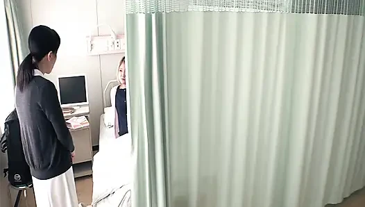 Güzel hemşire Hono onu artık karşı koyamayacağı yasak bir ilişki içine çekiyor