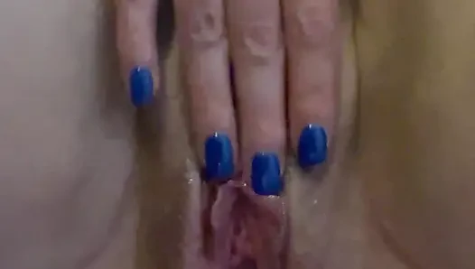 Tante seksi muncrat banyak banget gara-gara lubang pantatnya dientot pakai butt plug